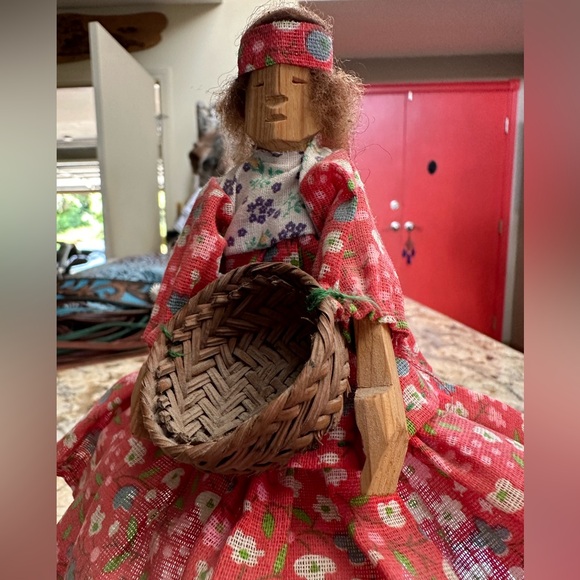 Handcarved wood Native American Indian doll w handsewn dress vintage real basket - Picture 6 of 11